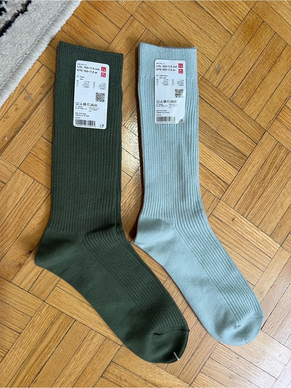 Uniqlo Ribbed Crew Socks in Olive Green & Light Blue